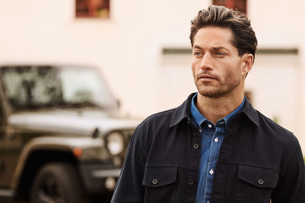 Profil-overshirt i modern design för företag.