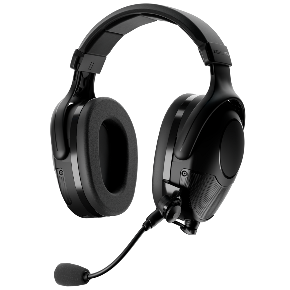 Svart över-örat headset med justerbar bygel, mjuka öronkuddar och bommikrofon med vindskydd. Designat för tydlig kommunikation i bullriga miljöer. Märkt med ZEKLER på huvudbandet.