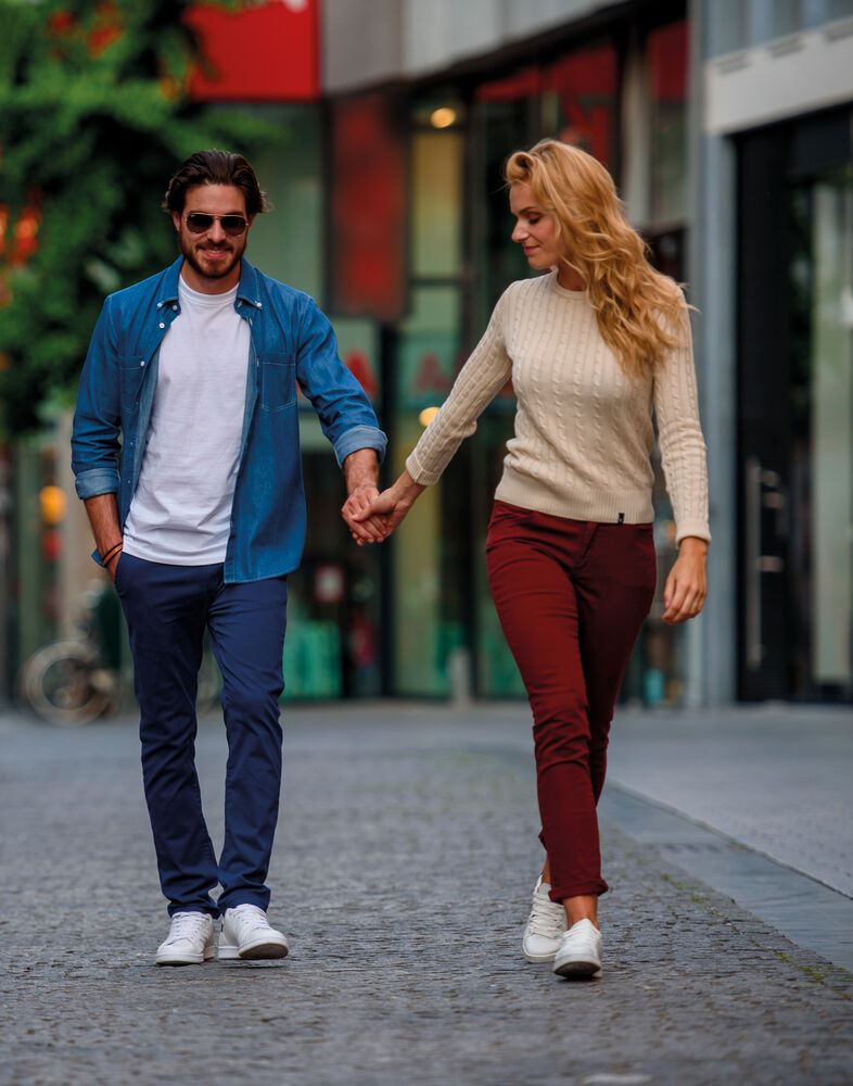 Officer  Woman från James Harvest