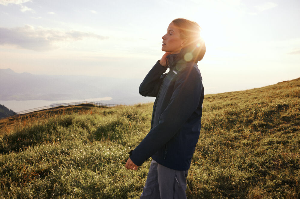 Pinnacles Woman från James Harvest