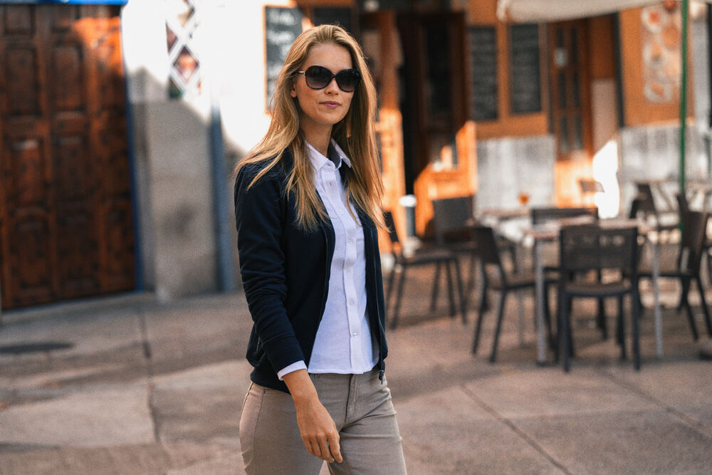 Melville Heights Woman från James Harvest