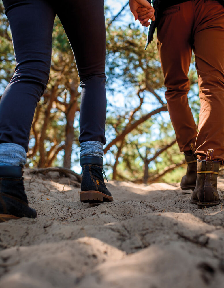Officer  Woman från James Harvest