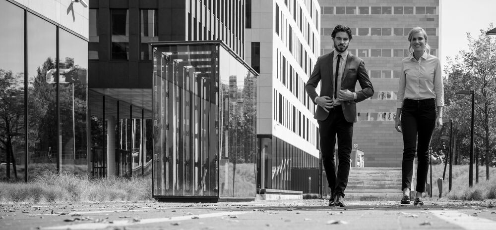 Officer  Woman från James Harvest