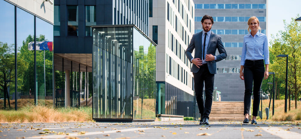 Officer  Woman från James Harvest