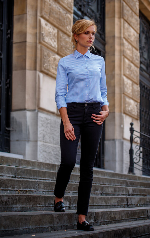 Officer  Woman från James Harvest