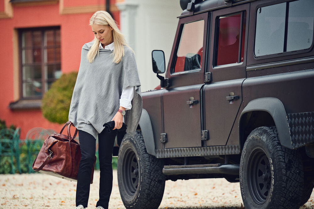 Officer  Woman från James Harvest