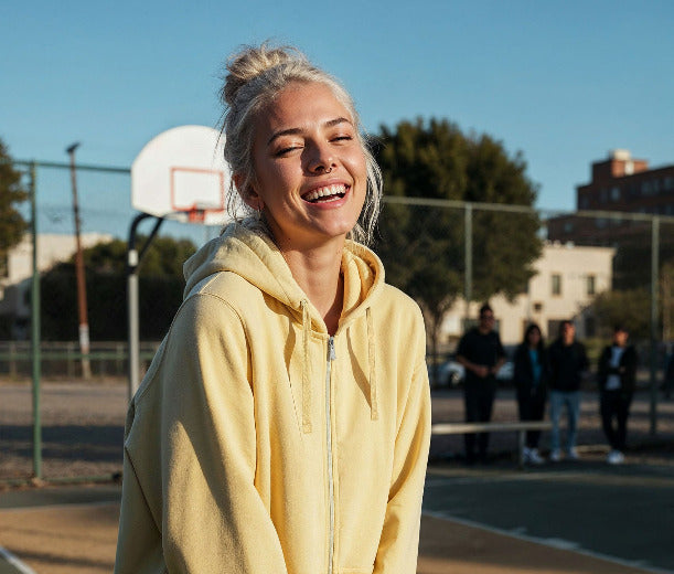 Person i gul hoodie - moderna arbetskläder som passar både jobb och vardag