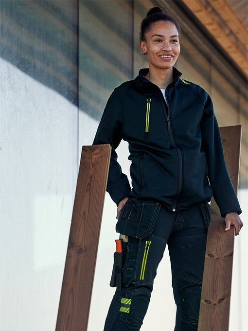 Hantverkare i svarta arbetsbyxor - flexibla och slitstarka byxor från Jobbutrustning