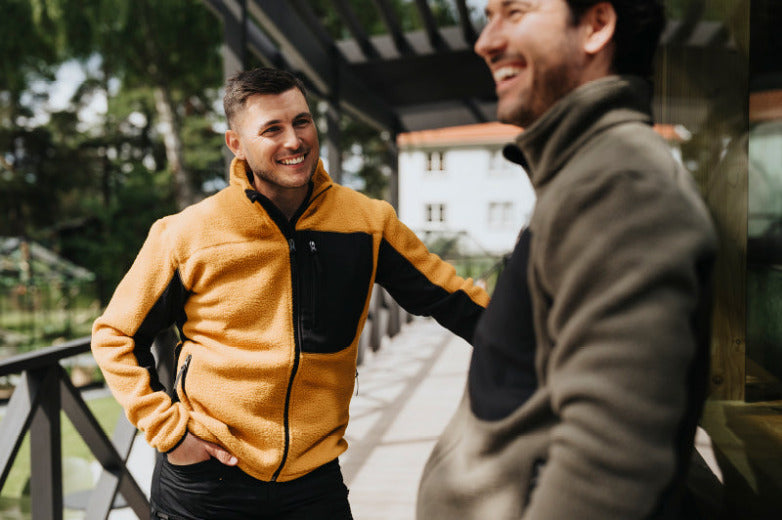 Person i orange fleecejacka - slitstarka arbetskläder för kallare dagar från Jobbutrustning